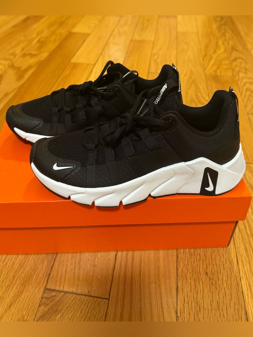 Nike free Metcon 7 Black & White Women’s size 7 Brand New in Box